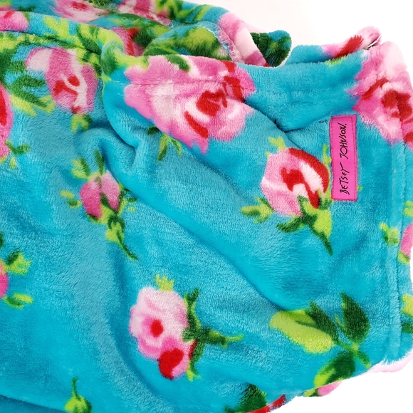 BETSEY JOHNSON | Shabby Pink Roses Throw Blanket - Picture 4 of 4